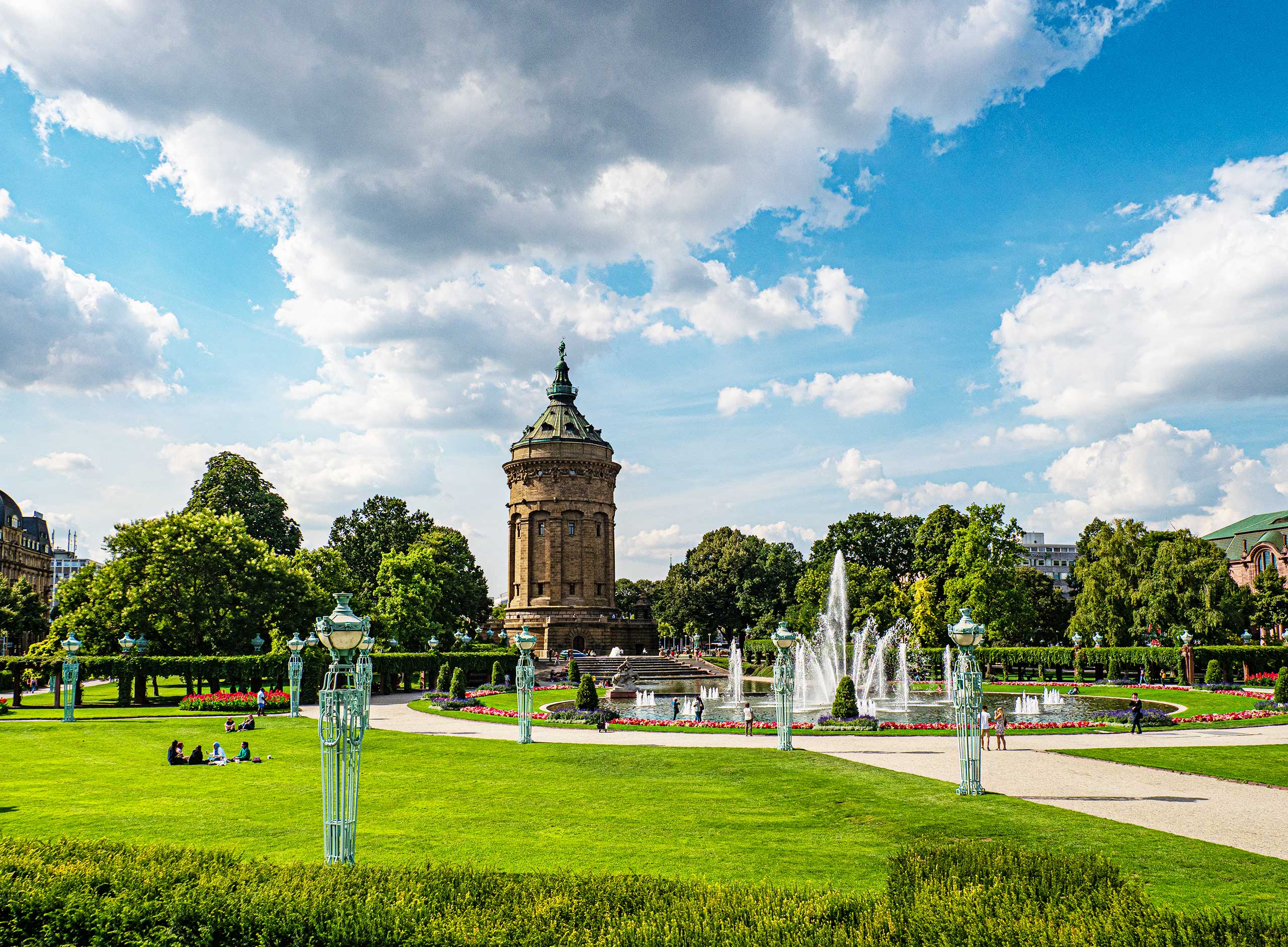 blick-auf-wasserturm-mannheim-vor-bewolktem-himmel
